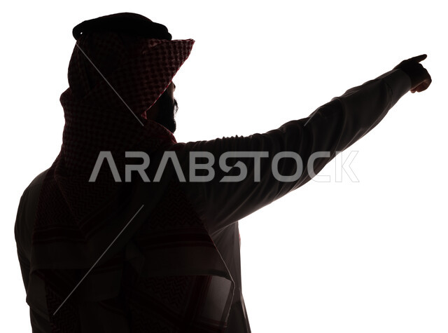 بورتريه ، صورة ظلية لرجل عربي خليجي سعودي ، يشير بإصبعه السبابة لشيء ما عن بعد ، خلفية بيضاء