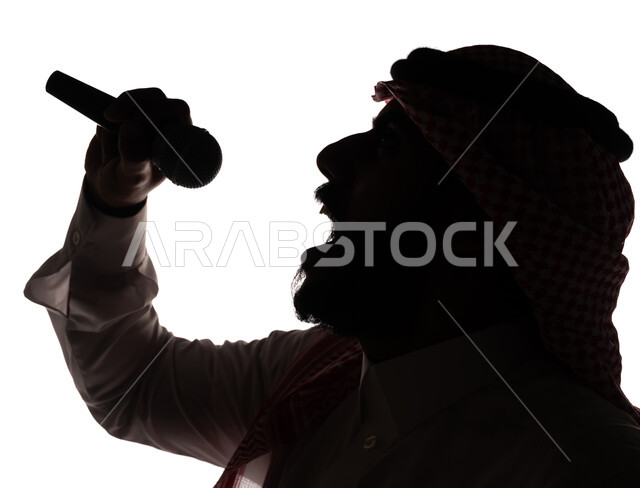 بورتريه ، صورة ظلية لرجل عربي خليجي سعودي، يحمل بيده الميكروفون، الإستمتاع بالغناء، التدريب الصوتي، تسجيل الاغاني، تقديم فقرات ترفيهية، مواهب غنائية، تسجيل مقطع صوتي غنائي، العروض المسرحية، مواهب فنية، مذيع سعودي، خلفية بيضاء