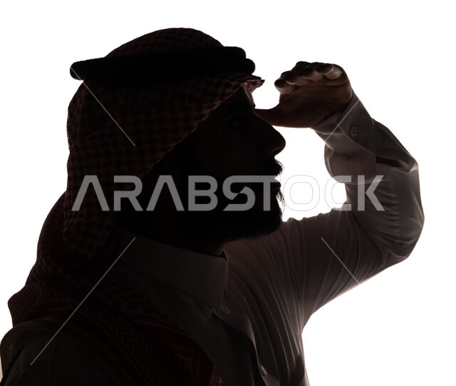 بورتريه ، صورة ظلية لرجل عربي خليجي سعودي ، ينظر لشيء ما عن بعد ، رؤية مستقبلة ، التخطيط المستقبلي ، خلفية بيضاء