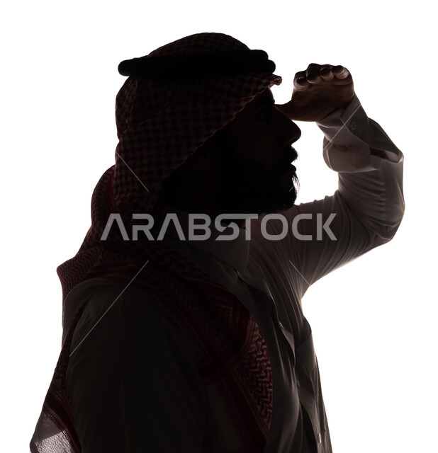 بورتريه ، صورة ظلية لرجل عربي خليجي سعودي ، ينظر لشيء ما عن بعد ، رؤية مستقبلة ، التخطيط المستقبلي ، خلفية بيضاء