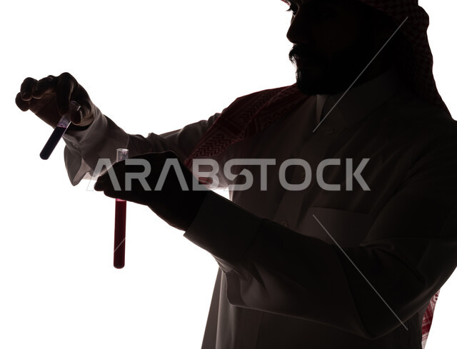 بورتريه ، صورة ظلية لرجل عربي خليجي سعودي ، إستخدام انابيب الاختبار لإجراء التجارب ، إجراء تجارب وتفاعلات كيميائية في المختبر ، تجارب وأبحاث علمية مخبرية ، دراسات وتحاليل ، مواد كيميائية ، مهن ووظائف ، خلفية بيضاء