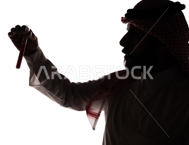 بورتريه ، صورة ظلية لرجل عربي خليجي سعودي ، إستخدام انابيب الاختبار لإجراء التجارب ، إجراء تجارب وتفاعلات كيميائية في المختبر ، تجارب وأبحاث علمية مخبرية ، دراسات وتحاليل ، مواد كيميائية ، مهن ووظائف ، خلفية بيضاء