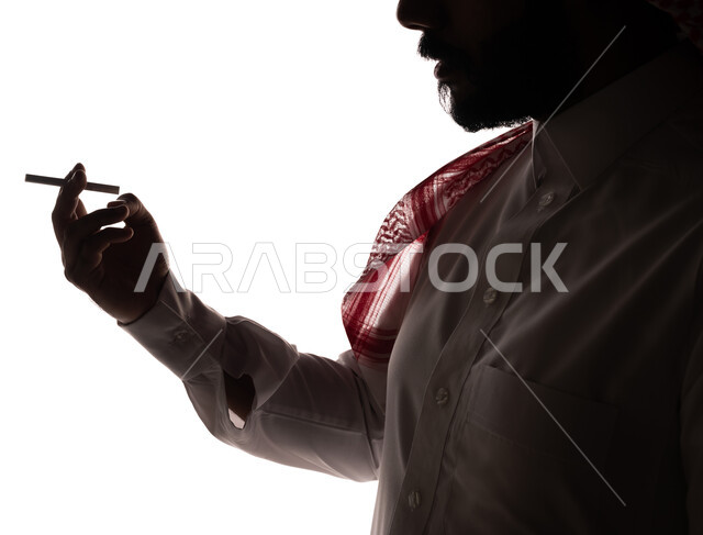 بورتريه ، صورة ظلية لرجل عربي خليجي سعودي ، تدخين السيجارة ، الإدمان على التبغ والسجائر ، تعاطي مواد سامة ، عادات سلوكية ضارة ، خلفية بيضاء