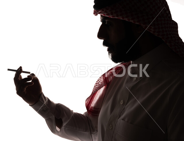 بورتريه ، صورة ظلية لرجل عربي خليجي سعودي ، تدخين السيجارة ، الإدمان على التبغ والسجائر ، تعاطي مواد سامة ، عادات سلوكية ضارة ، خلفية بيضاء