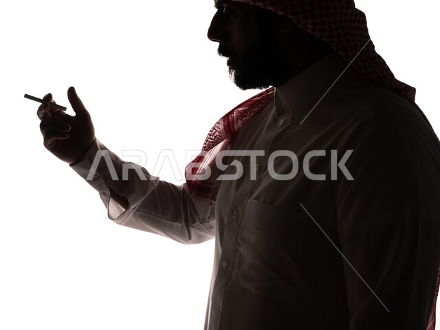 بورتريه ، صورة ظلية لرجل عربي خليجي سعودي ، تدخين السيجارة ، الإدمان على التبغ والسجائر ، تعاطي مواد سامة ، عادات سلوكية ضارة ، خلفية بيضاء