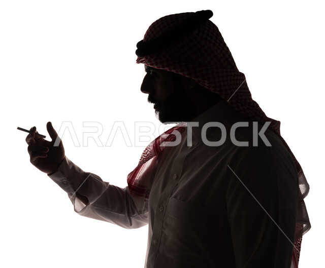 بورتريه ، صورة ظلية لرجل عربي خليجي سعودي ، تدخين السيجارة ، الإدمان على التبغ والسجائر ، تعاطي مواد سامة ، عادات سلوكية ضارة ، خلفية بيضاء