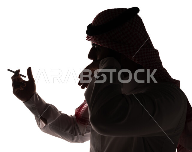 بورتريه ، صورة ظلية لرجل عربي خليجي سعودي ، تدخين السيجارة ، الإدمان على التبغ والسجائر ، تعاطي مواد سامة ، عادات سلوكية ضارة ، خلفية بيضاء