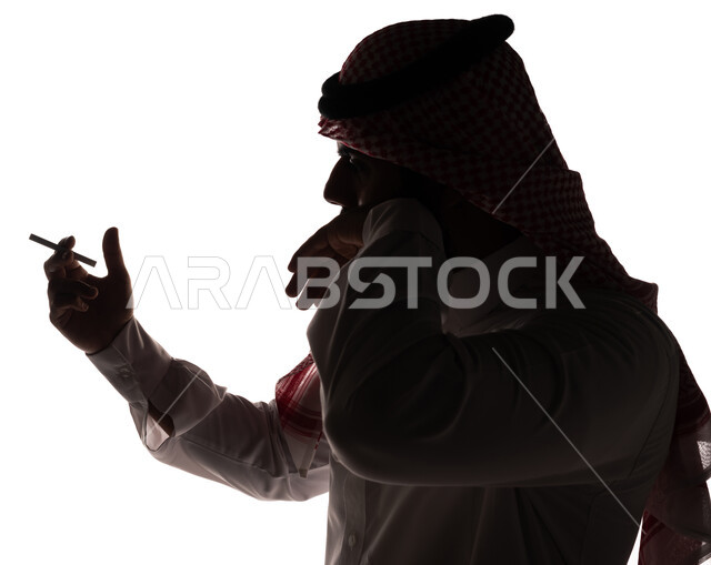 بورتريه ، صورة ظلية لرجل عربي خليجي سعودي ، تدخين السيجارة ، الإدمان على التبغ والسجائر ، تعاطي مواد سامة ، عادات سلوكية ضارة ، خلفية بيضاء