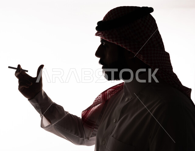 بورتريه ، صورة ظلية لرجل عربي خليجي سعودي ، تدخين السيجارة ، الإدمان على التبغ والسجائر ، تعاطي مواد سامة ، عادات سلوكية ضارة ، خلفية بيضاء