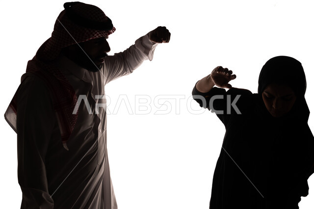 بورتريه ، صورة ظلية لزوجان عربيان خليجيان سعوديان ، يتجادلان مع بعضهم ، شجار بين الزوجين ، سوء تفاهم ، مشاكل عائلية ، صراع اسري ، ازمة في العلاقات الاسرية ، خلفية بيضاء