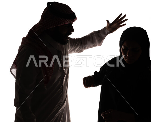 بورتريه ، صورة ظلية لزوجان عربيان خليجيان سعوديان ، يتجادلان مع بعضهم ، شجار بين الزوجين ، سوء تفاهم ، مشاكل عائلية ، صراع اسري ، ازمة في العلاقات الاسرية ، خلفية بيضاء