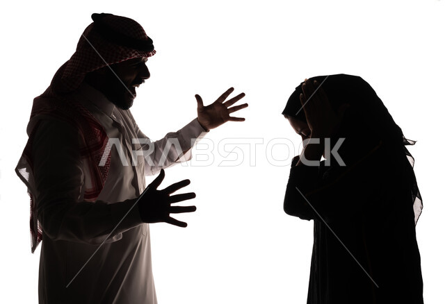 بورتريه ، صورة ظلية لزوجان عربيان خليجيان سعوديان ، يتجادلان مع بعضهم ، شجار بين الزوجين ، سوء تفاهم ، مشاكل عائلية ، صراع اسري ، ازمة في العلاقات الاسرية ، خلفية بيضاء