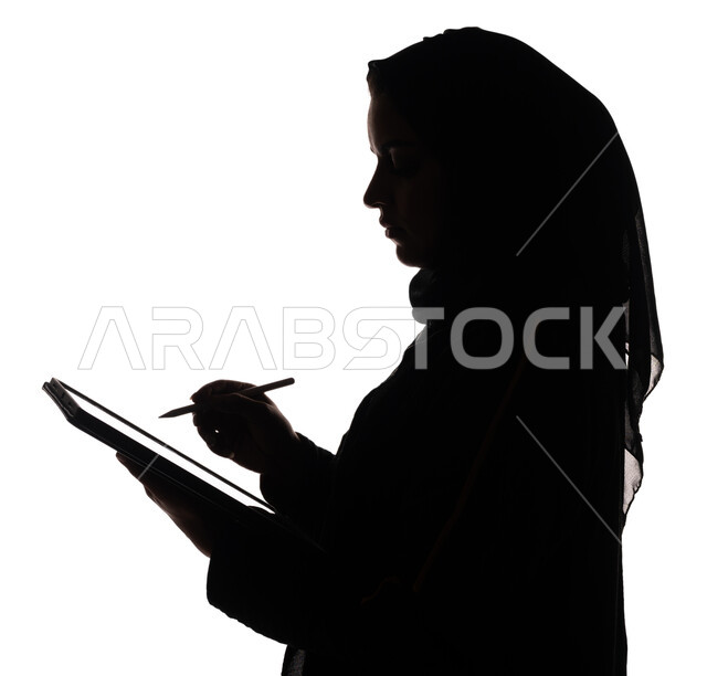 بورتريه ، صورة ظلية لمرأة عربية خليجية سعودية ، إستخدام جهاز تقني التابلت ، تصفح الإنترنت ، إستخدام اجهزة تقنية حديثة ، العمل عن بعد ، التسويق الإلكتروني ، مهن ووظائف ، سيدة أعمال ، خلفية بيضاء