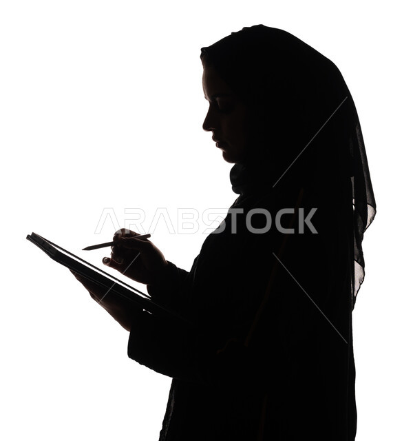 بورتريه ، صورة ظلية لمرأة عربية خليجية سعودية ، إستخدام جهاز تقني التابلت ، تصفح الإنترنت ، إستخدام اجهزة تقنية حديثة ، العمل عن بعد ، التسويق الإلكتروني ، مهن ووظائف ، سيدة أعمال ، خلفية بيضاء