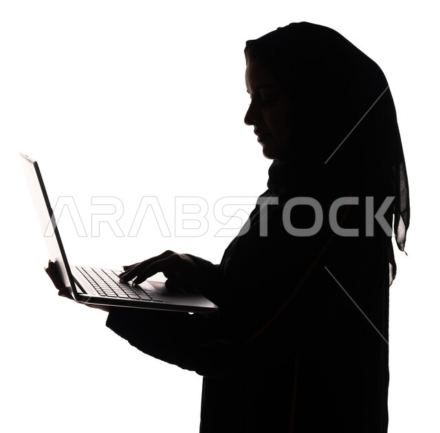 بورتريه ، صورة ظلية لمرأة عربية خليجية سعودية ، إستخدام جهاز الحاسوب المحمول ، تصفح الإنترنت ، إستخدام اجهزة تقنية حديثة ، العمل عن بعد ، التسويق الإلكتروني ، مهن ووظائف ، سيدة أعمال ، خلفية بيضاء