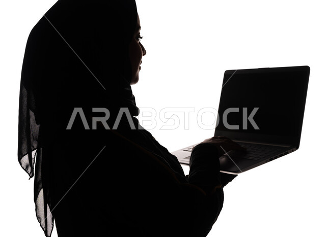 بورتريه ، صورة ظلية لمرأة عربية خليجية سعودية ، إستخدام جهاز الحاسوب المحمول ، تصفح الإنترنت ، إستخدام اجهزة تقنية حديثة ، العمل عن بعد ، التسويق الإلكتروني ، مهن ووظائف ، سيدة أعمال ، خلفية بيضاء