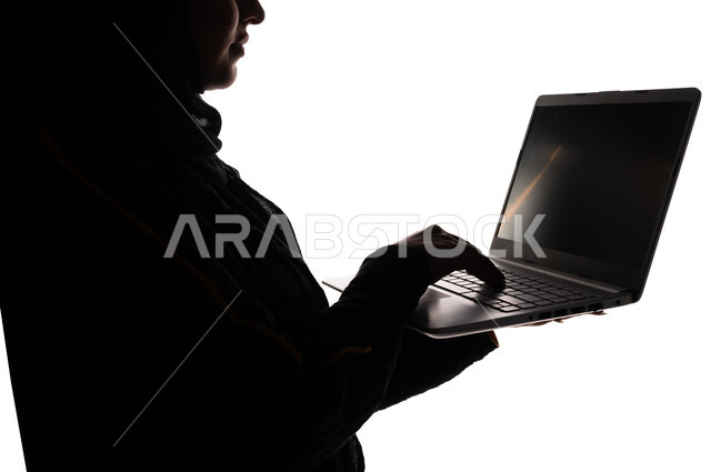 بورتريه ، صورة ظلية لمرأة عربية خليجية سعودية ، إستخدام جهاز الحاسوب المحمول ، تصفح الإنترنت ، إستخدام اجهزة تقنية حديثة ، العمل عن بعد ، التسويق الإلكتروني ، مهن ووظائف ، سيدة أعمال ، خلفية بيضاء