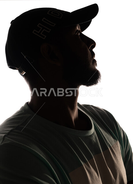 بورتريه ، صورة ظلية لرجل عربي خليجي سعودي ، يرتدي زي كاجول ، خلفية بيضاء