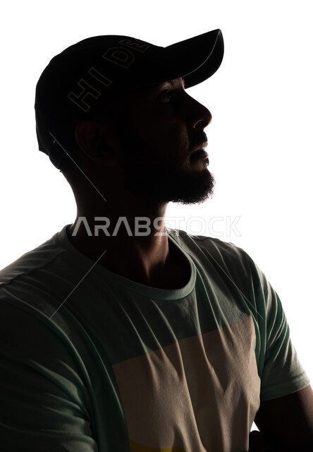 بورتريه ، صورة ظلية لرجل عربي خليجي سعودي ، يرتدي زي كاجول ، خلفية بيضاء