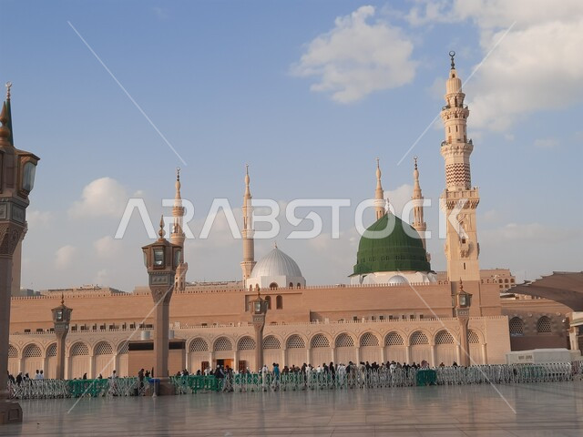 المسجد النبوي في المدينة المنورة بالمملكة العربية السعودية، ساحة المسجد النبوي الشريف، الحرم النبوي الشريف، أماكن إسلامية مقدسة، القبة الخضراء، مئذنة المسجد، معالم دينية إسلامية