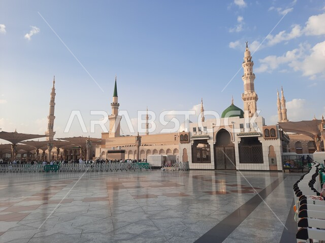 المسجد النبوي في المدينة المنورة بالمملكة العربية السعودية، ساحة المسجد النبوي الشريف، الحرم النبوي الشريف، أماكن إسلامية مقدسة، القبة الخضراء، مئذنة المسجد، معالم دينية إسلامية
