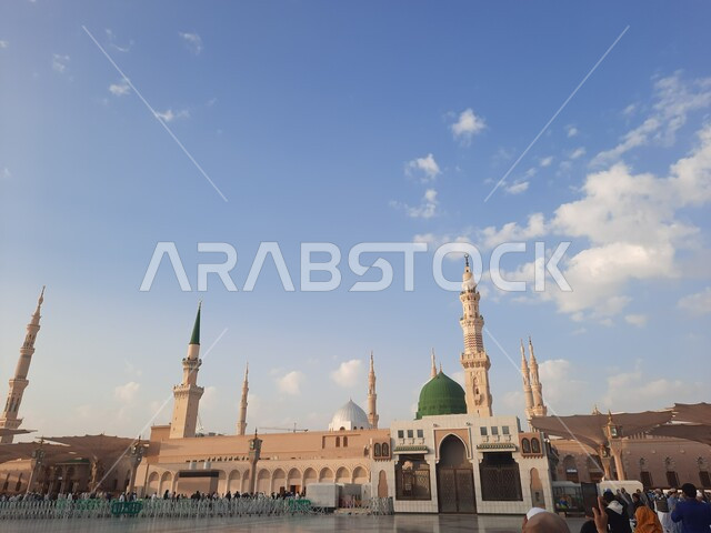 المسجد النبوي في المدينة المنورة بالمملكة العربية السعودية، ساحة المسجد النبوي الشريف، الحرم النبوي الشريف، أماكن إسلامية مقدسة، القبة الخضراء، مئذنة المسجد، معالم دينية إسلامية