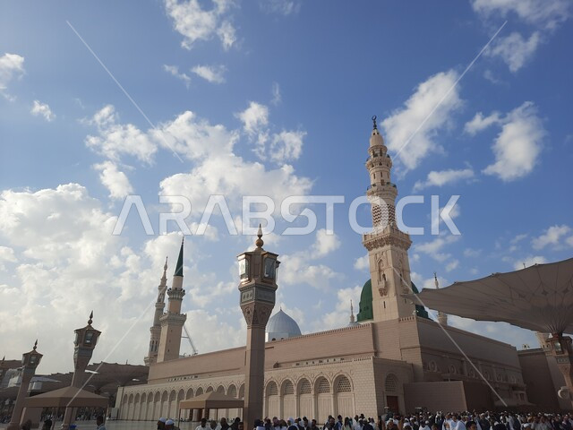 تجمع المسلمون في المجمع الخارجي للمسجد النبوي في المدينة المنورة بالمملكة العربية السعودية، ساحة المسجد النبوي الشريف، الحرم النبوي الشريف، أماكن إسلامية مقدسة، ، القبة الخضراء، مئذنة المسجد، معالم دينية إسلامية
