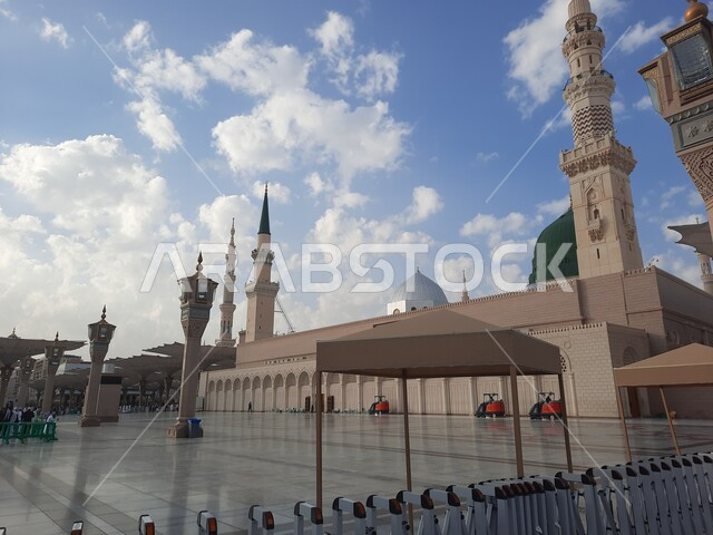 المسجد النبوي في المدينة المنورة بالمملكة العربية السعودية، ساحة المسجد النبوي الشريف، الحرم النبوي الشريف، أماكن إسلامية مقدسة، القبة الخضراء، مئذنة المسجد، معالم دينية إسلامية