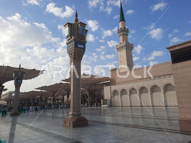 المسجد النبوي في المدينة المنورة بالمملكة العربية السعودية، ساحة المسجد النبوي الشريف، الحرم النبوي الشريف، أماكن إسلامية مقدسة، مئذنة المسجد، معالم دينية إسلامية