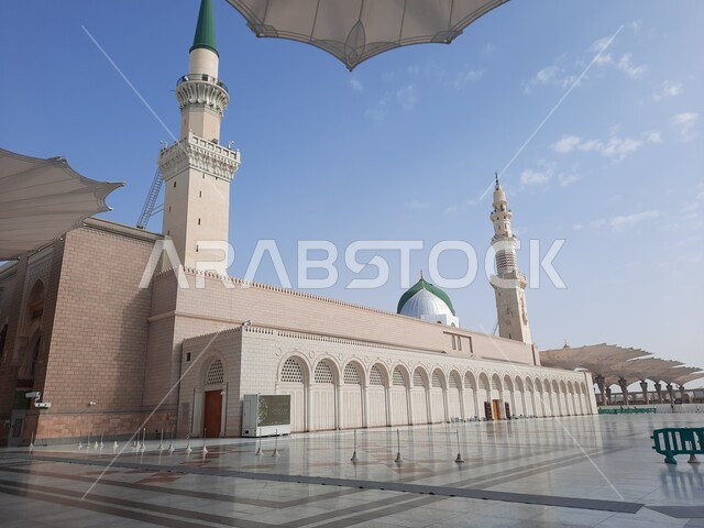 المسجد النبوي في المدينة المنورة بالمملكة العربية السعودية، ساحة المسجد النبوي الشريف، الحرم النبوي الشريف، أماكن إسلامية مقدسة، مئذنة المسجد، القبة الخضراء، معالم دينية إسلامية