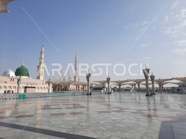 المسجد النبوي في المدينة المنورة بالمملكة العربية السعودية، ساحة المسجد النبوي الشريف، الحرم النبوي الشريف، أماكن إسلامية مقدسة، مئذنة المسجد، القبة الخضراء، معالم دينية إسلامية