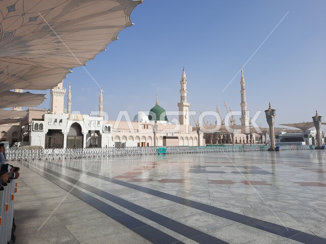 المسجد النبوي في المدينة المنورة بالمملكة العربية السعودية، ساحة المسجد النبوي الشريف، الحرم النبوي الشريف، أماكن إسلامية مقدسة، مئذنة المسجد، القبة الخضراء، معالم دينية إسلامية