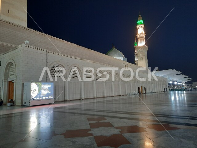 المسجد النبوي في المدينة المنورة بالمملكة العربية السعودية ليلا، ساحة المسجد النبوي الشريف، الحرم النبوي الشريف، أماكن إسلامية مقدسة، مئذنة المسجد، معالم دينية إسلامية