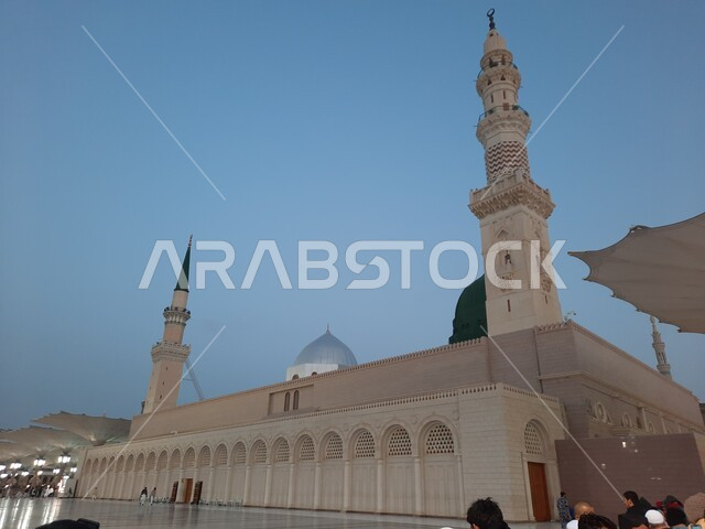 ساحة المسجد النبوي في المدينة المنورة بالمملكة العربية السعودية، ساحة المسجد النبوي الشريف، الحرم النبوي الشريف، أماكن إسلامية مقدسة، المظلات الالكترونية، معالم دينية إسلامية