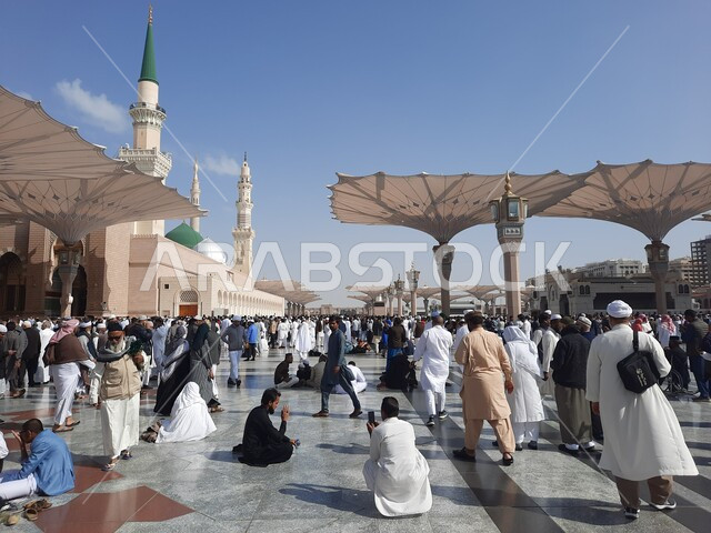 تجمع المسلمون في المجمع الخارجي للمسجد النبوي في المدينة المنورة بالمملكة العربية السعودية، ساحة المسجد النبوي الشريف، الحرم النبوي الشريف، أماكن إسلامية مقدسة، المظلات الالكترونية، معالم دينية إسلامية