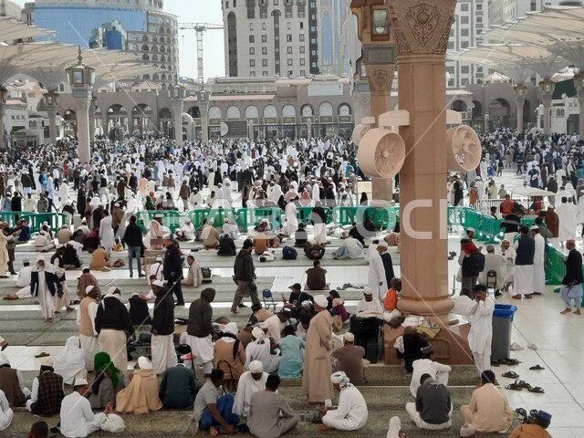 تجمع المسلمون في المجمع الخارجي للمسجد النبوي في المدينة المنورة بالمملكة العربية السعودية، ساحة المسجد النبوي الشريف، الحرم النبوي الشريف، أماكن إسلامية مقدسة، المظلات الالكترونية، معالم دينية إسلامية