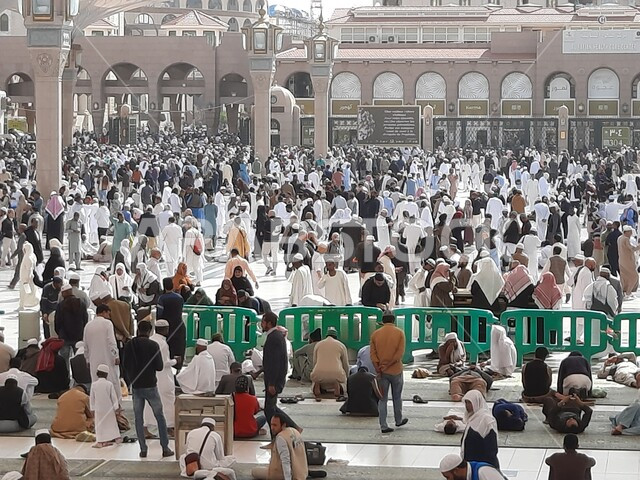 تجمع المسلمون في المجمع الخارجي للمسجد النبوي في المدينة المنورة بالمملكة العربية السعودية، ساحة المسجد النبوي الشريف، الحرم النبوي الشريف، أماكن إسلامية مقدسة، المظلات الالكترونية، معالم دينية إسلامية