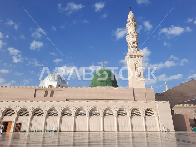 المسجد النبوي في المدينة المنورة بالمملكة العربية السعودية، ساحة المسجد النبوي الشريف، الحرم النبوي الشريف، أماكن إسلامية مقدسة، مئذنة المسجد، القبة الخضراء، معالم دينية إسلامية