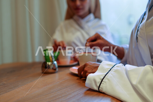 إمرأتان عربيتان خليجيتان سعوديتان في منتجع صحي نسائي، دردشة ومحادثات, تعارف وصداقات, الإستمتاع بشرب المشروبات, غرفة الإسترخاء و الراحة والاستجمام، نادي صحي نسائي، الاهتمام والعناية بالمظهر، صالون وسبا نسائي, وقت ممتع مع الأصدقاء