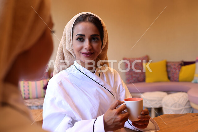 إمرأتان عربيتان خليجيتان سعوديتان في منتجع صحي نسائي، دردشة ومحادثات, تعارف وصداقات, الإستمتاع بشرب المشروبات, غرفة الإسترخاء و الراحة والاستجمام، نادي صحي نسائي، الاهتمام والعناية بالمظهر، صالون وسبا نسائي, وقت ممتع مع الأصدقاء