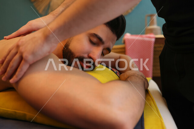 رجل عربي سعودي خليجي يحصل على جلسة مساج في احدى مراكز السبا بالسعودية، نادي صحي رجالي, غرفة الإسترخاء والراحه والإستجمام, خدمات المساج، صالون رجالي, منتجعات صحية, العناية الصحية والبدنية ، المساج الصحي
