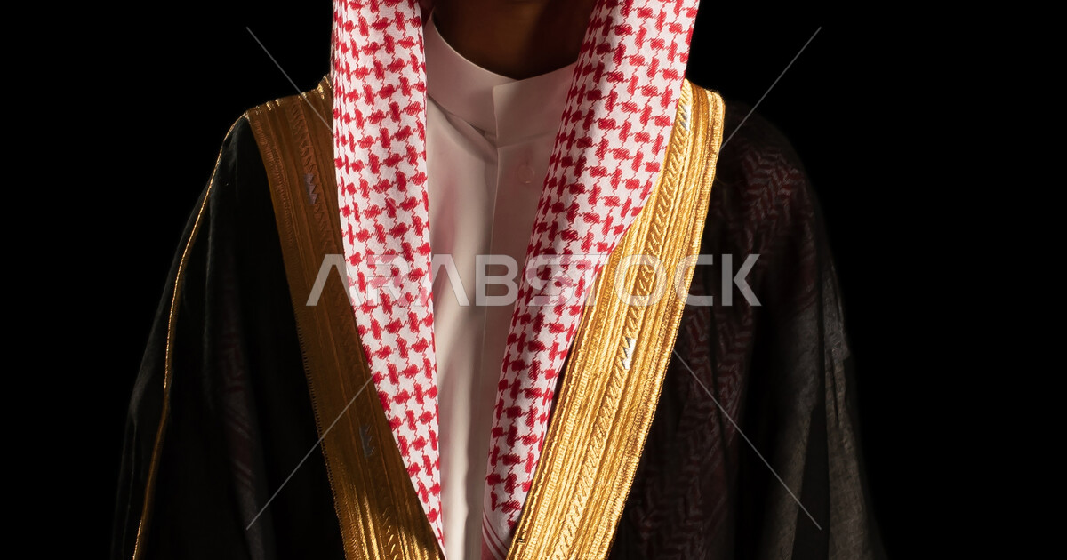 بورتريه لولد عربي خليجي سعودي يرتدي البشت السعودي، زي تراثي سعودي 
