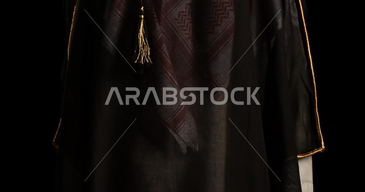 صورة من الخلف لولد عربي خليجي سعودي يرتدي البشت السعودي، زي تراثي 