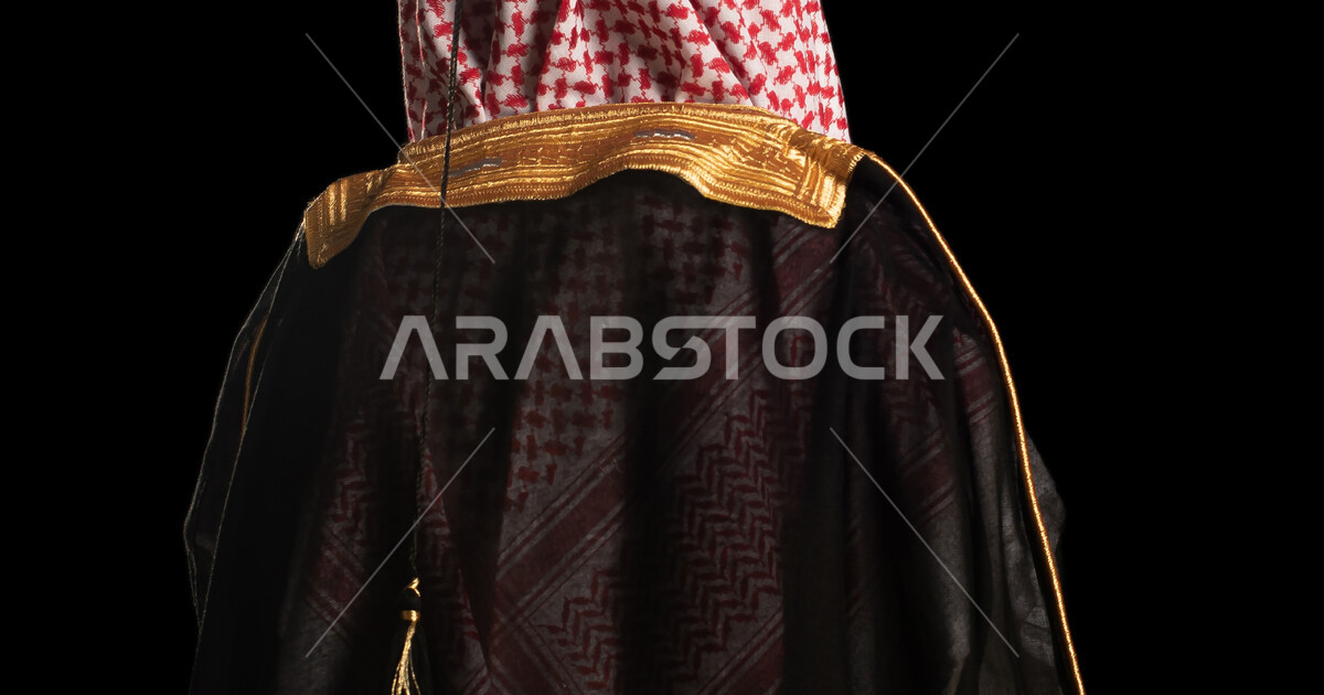 بورتريه من الخلف لولد عربي خليجي سعودي يرتدي البشت السعودي، زي تراثي 