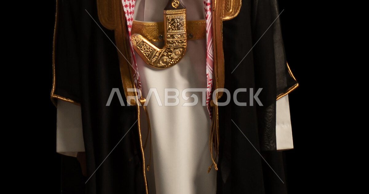 بورتريه لولد عربي خليجي سعودي يرتدي البشت السعودي، زي تراثي للمناسبات 