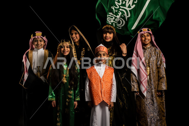 بورتريه لمجموعة من الاطفال العرب الخليجيين السعوديين يرتدون زي تراثي للمناسبات الوطنية والاحتفالية، تاسيس المملكة العربية السعودية، ذكرى اليوم الوطني السعودي، يوم التأسيس السعودي، العيد الوطني السعودي، ازياء شعبية، علم السعودية، خلفية سوداء