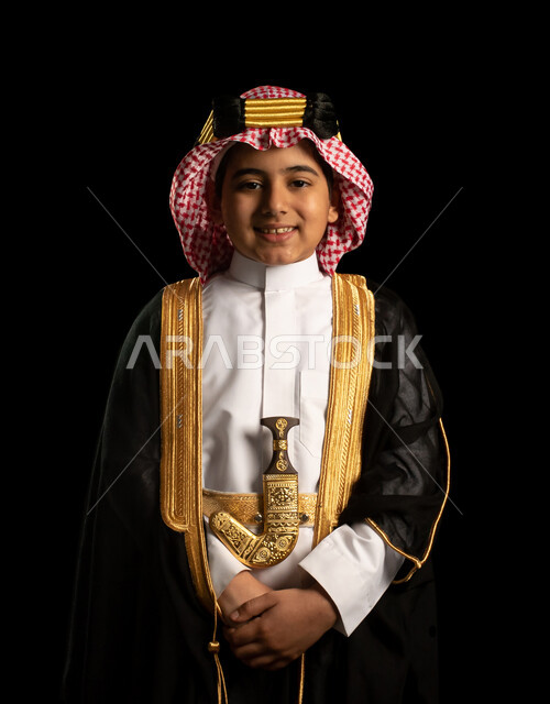 بورتريه لولد عربي خليجي سعودي يرتدي البشت السعودي، زي تراثي للمناسبات 