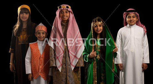 بورتريه لمجموعة من الاطفال العرب الخليجيين السعوديين يرتدون زي تراثي للمناسبات الوطنية والاحتفالية، تاسيس المملكة العربية السعودية، ذكرى اليوم الوطني السعودي، يوم التأسيس السعودي، العيد الوطني السعودي، ازياء شعبية، خلفية سوداء