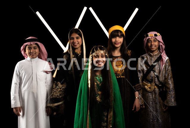 بورتريه لمجموعة من الاطفال العرب الخليجيين السعوديين يرتدون زي تراثي للمناسبات الوطنية والاحتفالية، تاسيس المملكة العربية السعودية، ذكرى اليوم الوطني السعودي، يوم التأسيس السعودي، العيد الوطني السعودي، ازياء شعبية، خلفية سوداء