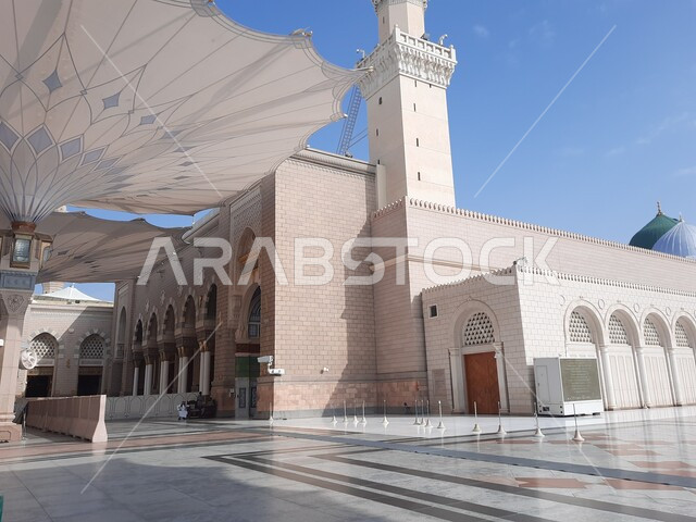 ساحة المسجد النبوي الشريف في المدينة المنورة في المملكة العربية السعودية في وضع النهار ، العبادة و التقرب الى الله , الحرم النبوي الشريف ، المدينة المنورة ، المعالم الدينية بالسعودية